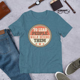 2_246 - To lead people, walk behind them - Short-sleeve unisex t-shirt