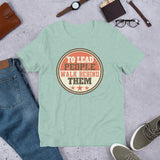 2_246 - To lead people, walk behind them - Short-sleeve unisex t-shirt