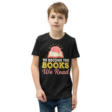 4_107 - We become the books we read - Youth Short Sleeve T-Shirt